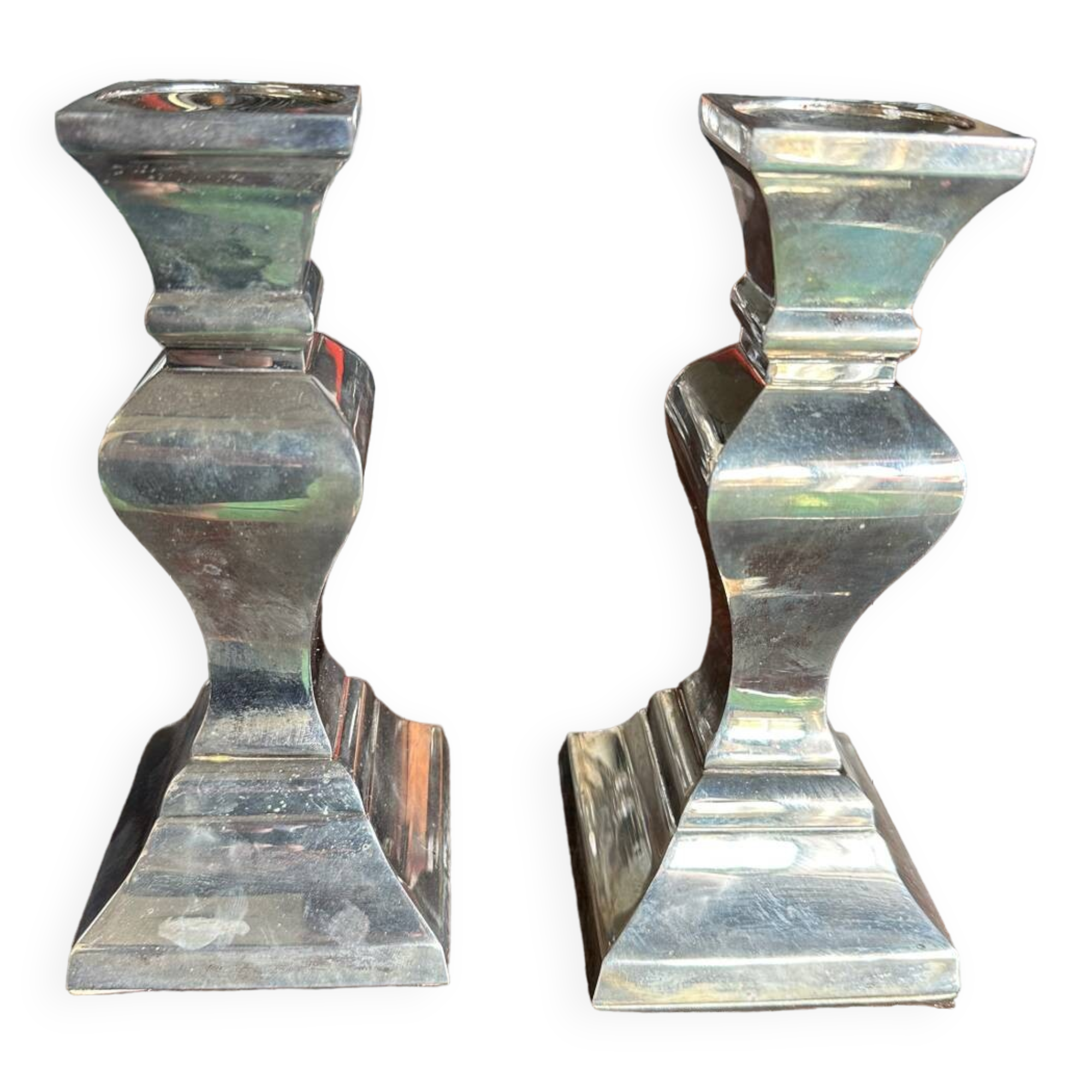 Paire de bougeoirs en métal argenté