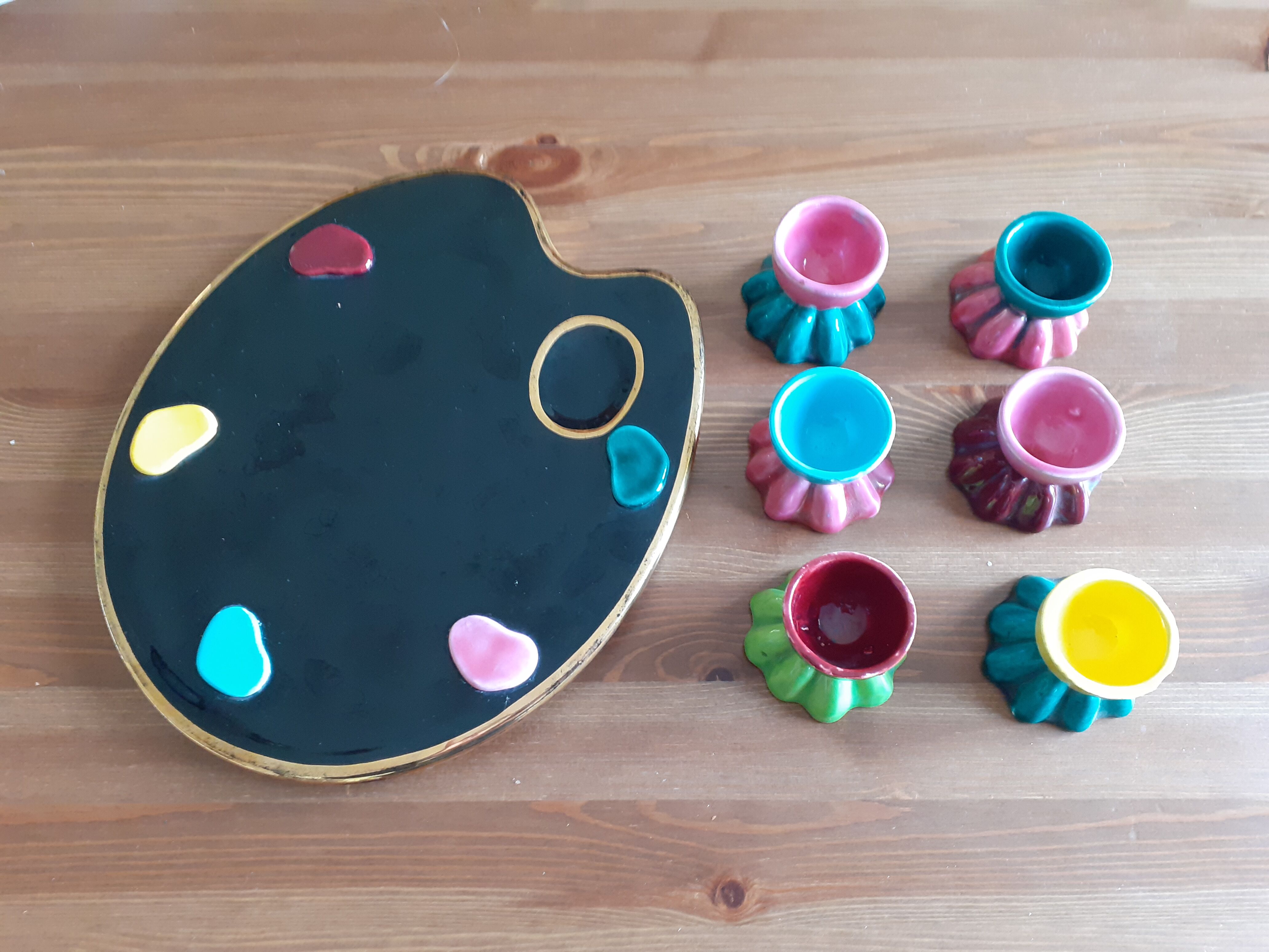 6 vintage cockroaches and their pallet-shaped tray