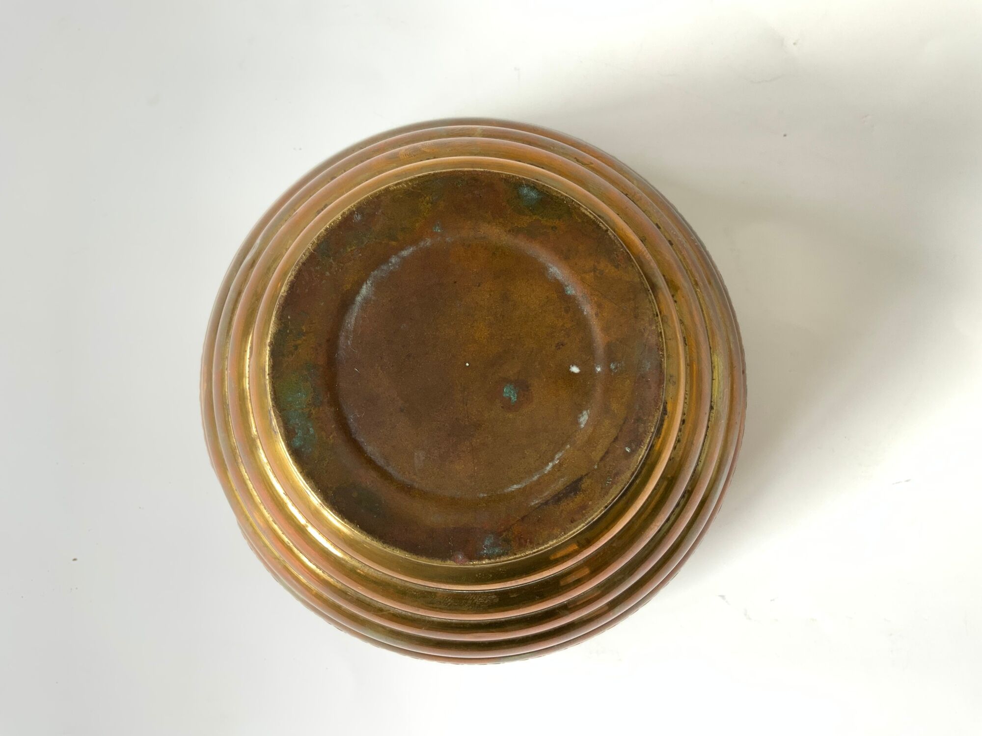 Cache pot en laiton vintage quelsques traces du temps - forme boule - beaucoup de charme