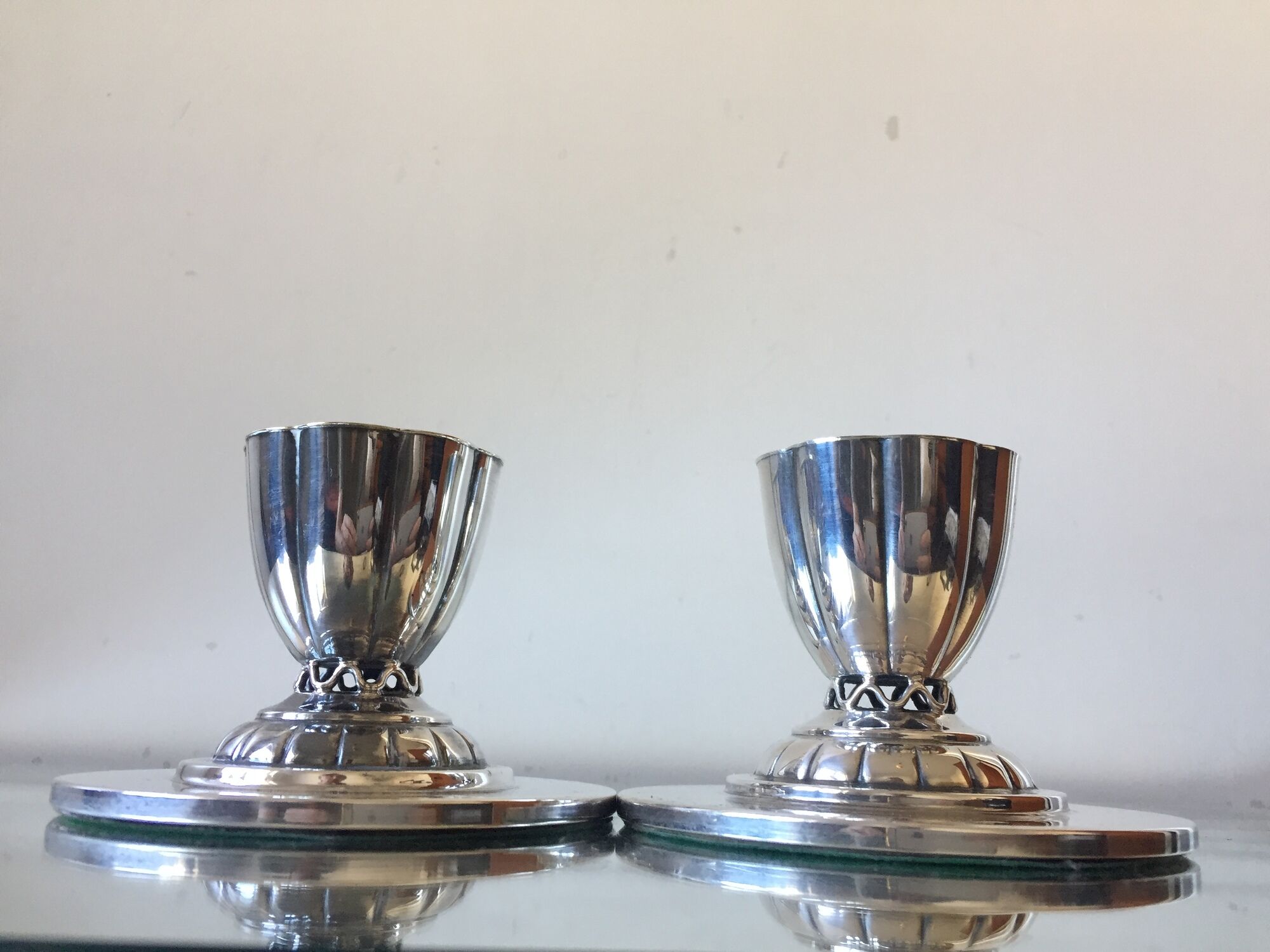 Paire de porte-bougies plaqués en argent art déco
