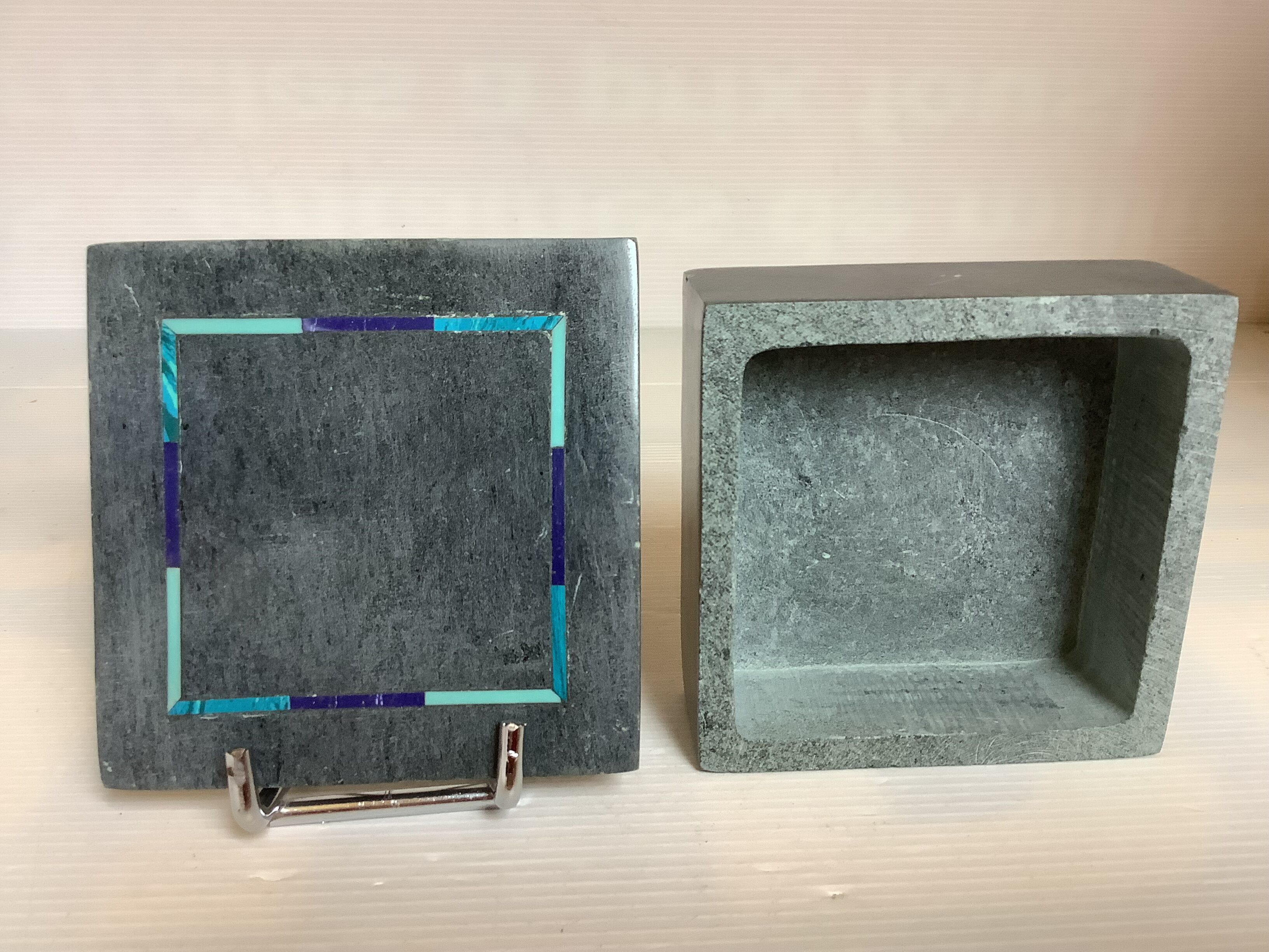 Grey and blue ring holder tray