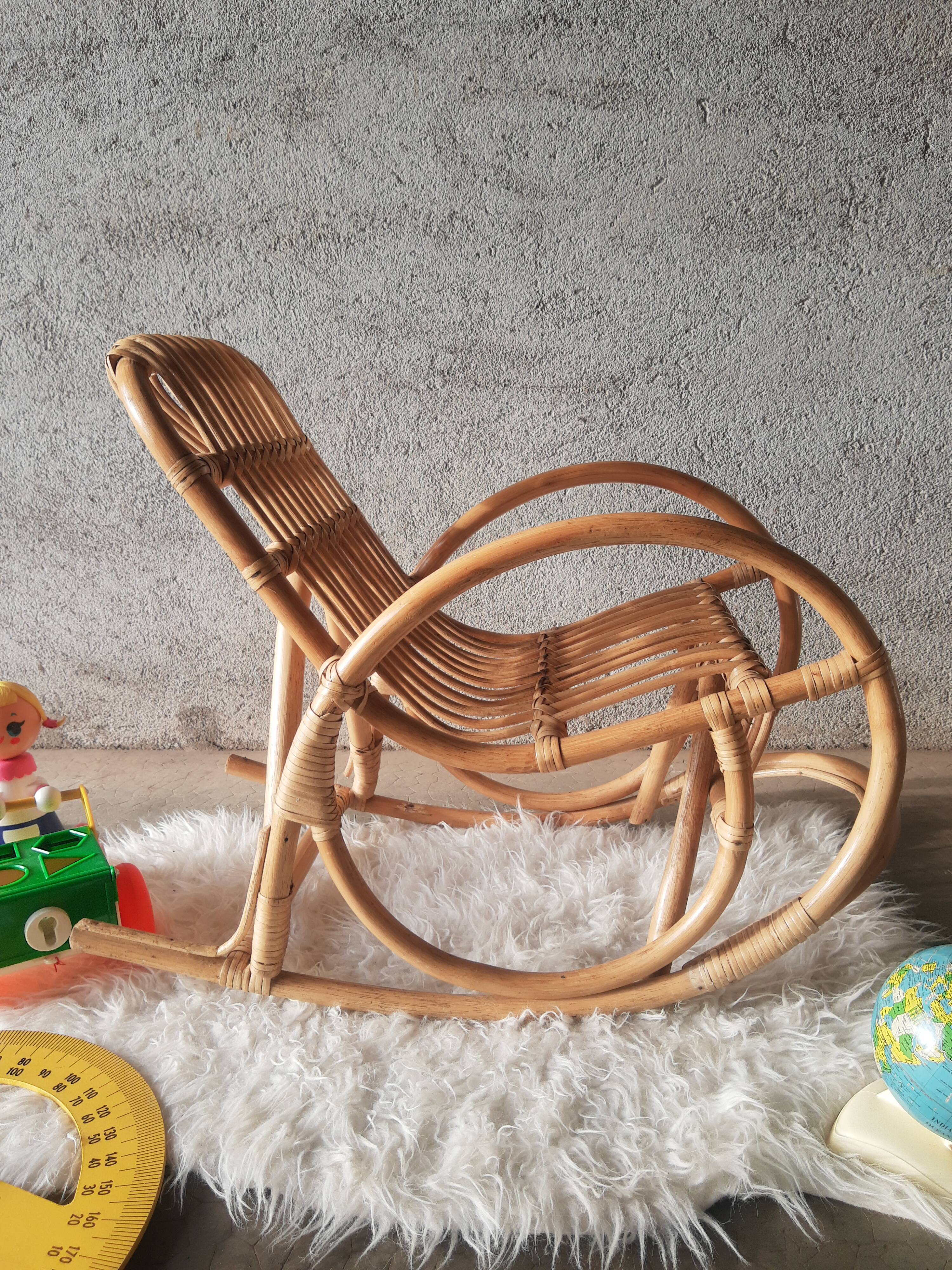 Rocking chair enfant en rotin vintage
