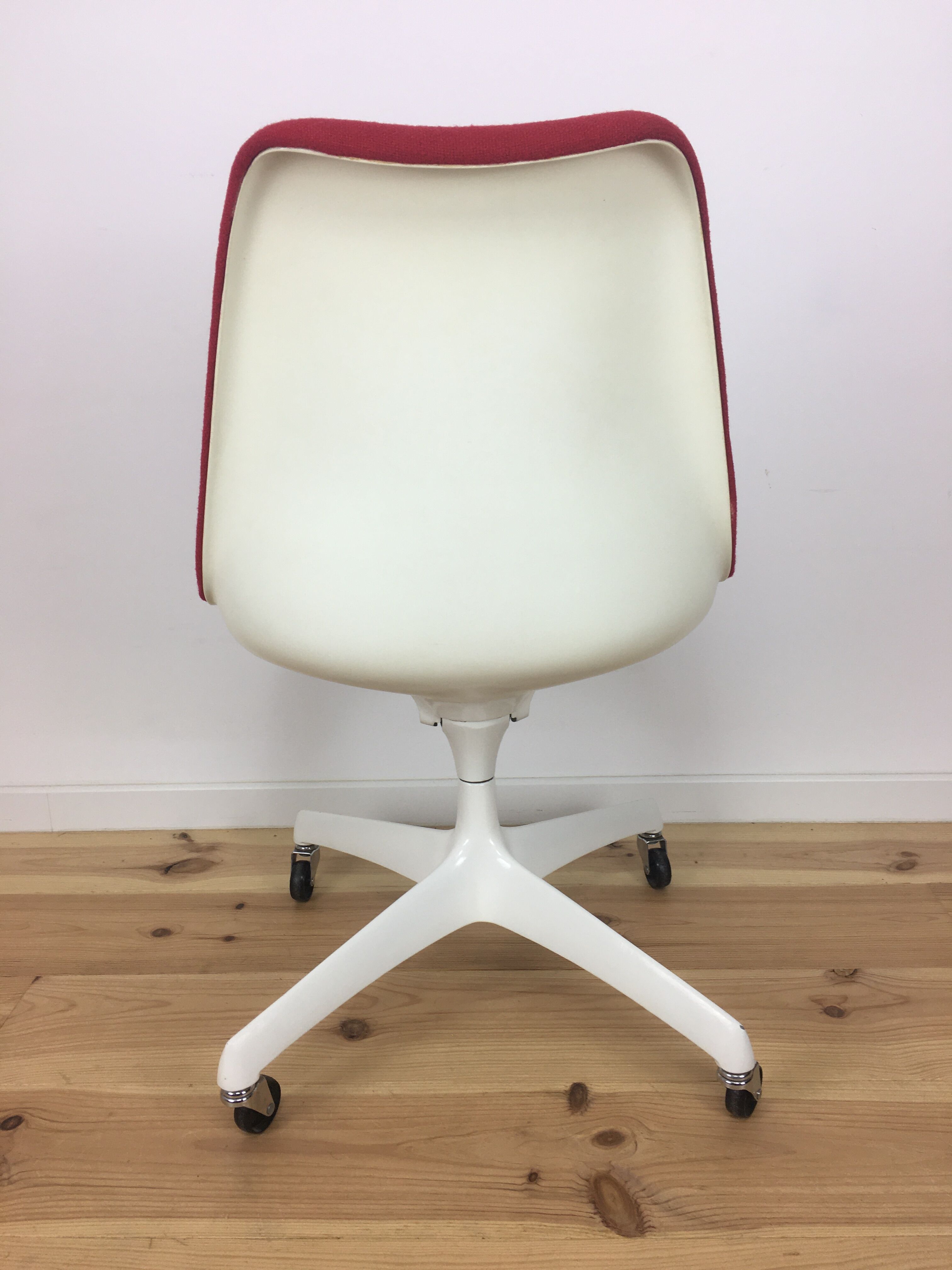 Tulip swivel chair on wheels by Eero Saarinen
