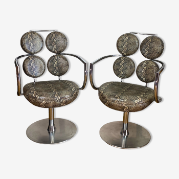 Paire de fauteuils italien pivotant en métal chromé et tissus imitation piton