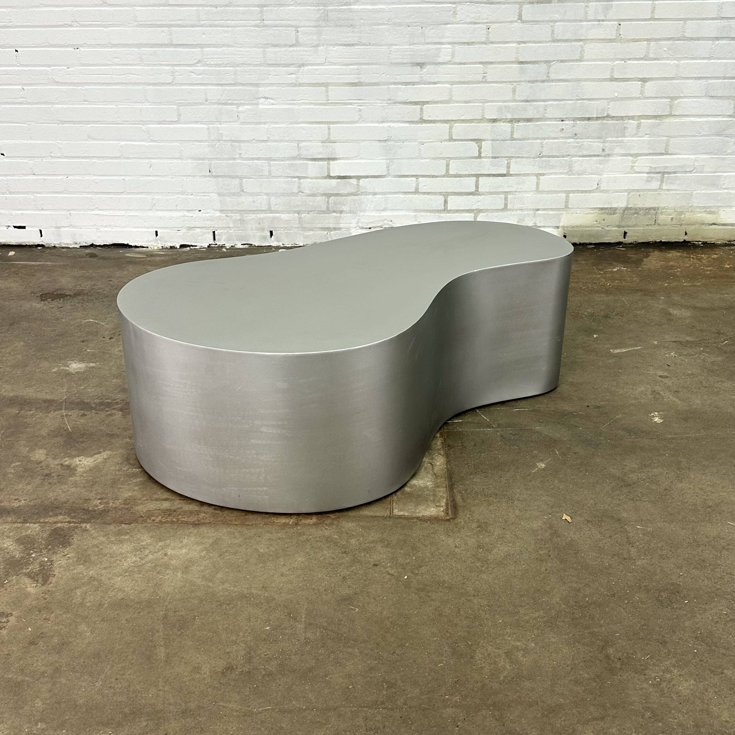 Table basse en acier inoxydable de forme organique