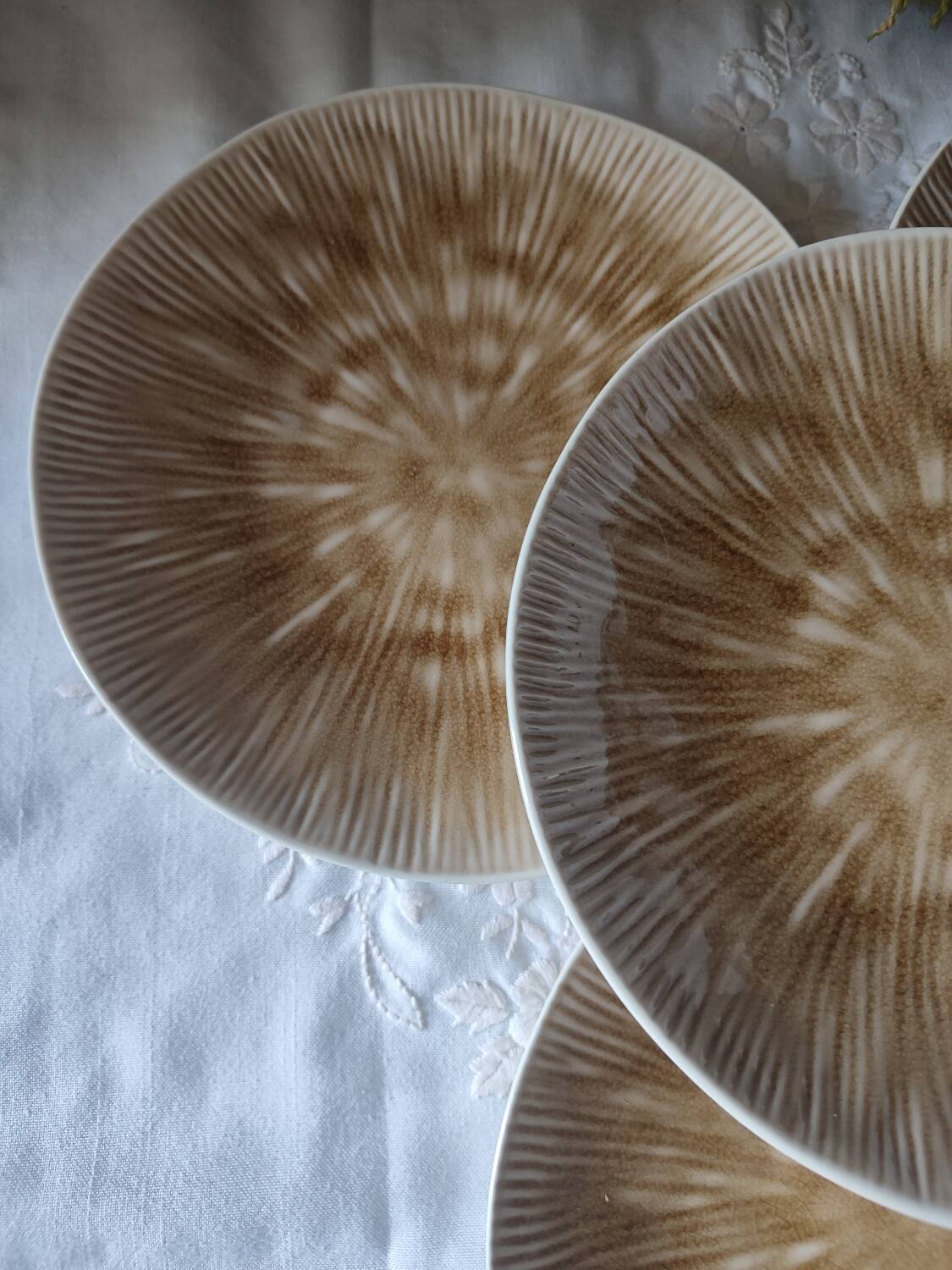 Set of 4 mushroom-style glazed ceramic plates