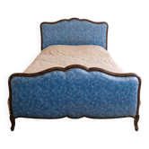 Lit double rustique en bois et tissu bleu