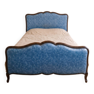 Lit double rustique en bois et tissu bleu