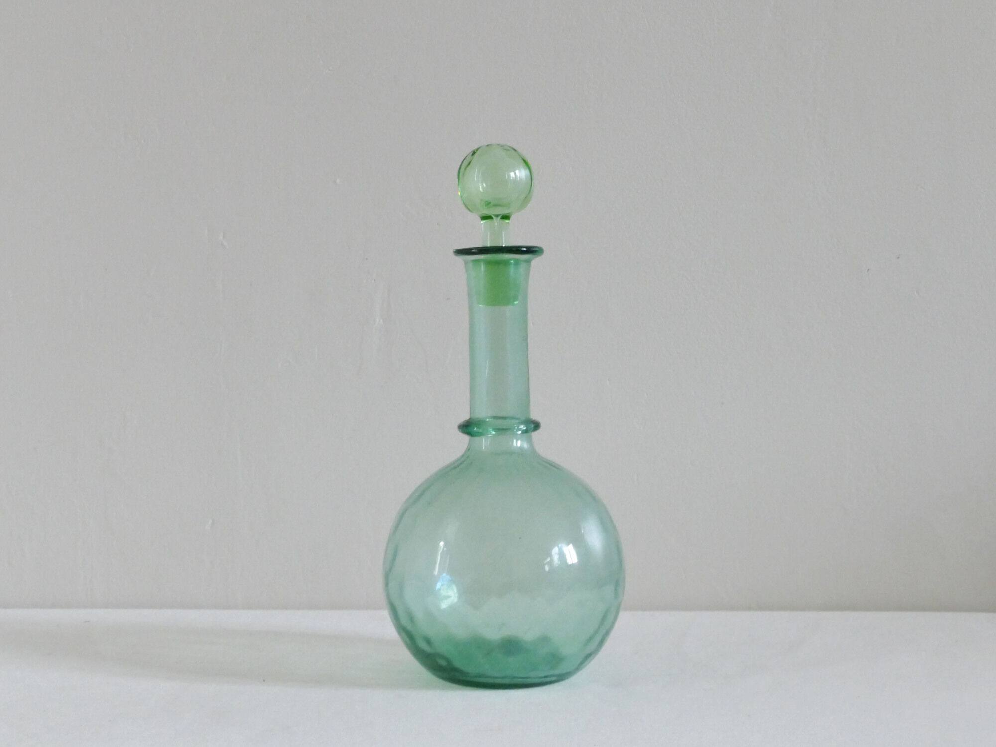 Carafe à liquoreux vintage en verre de couleur verte