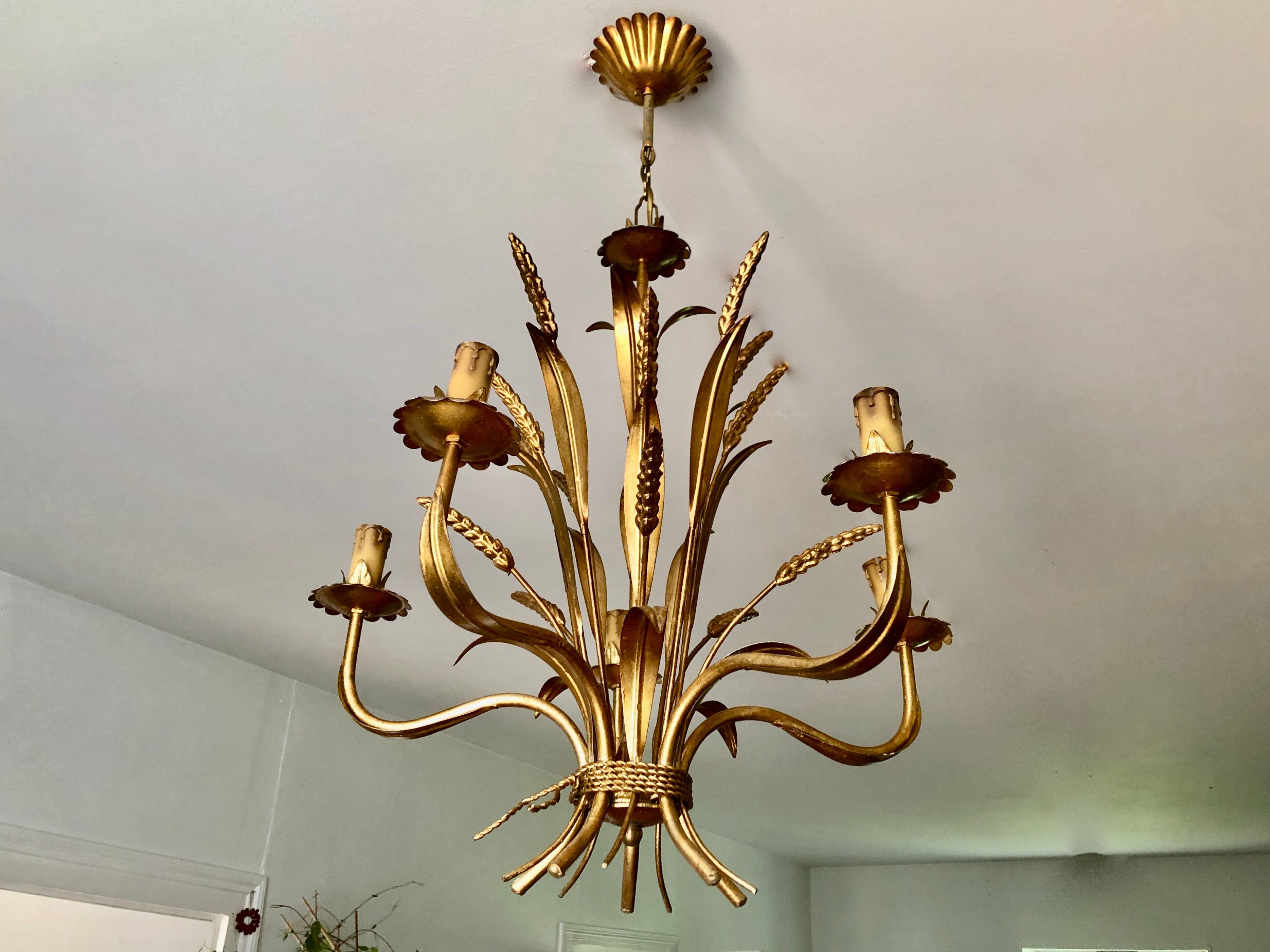 Golden suspension 5 fires with a bouquet of ears of wheat