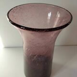 Vase en verre bullé violet