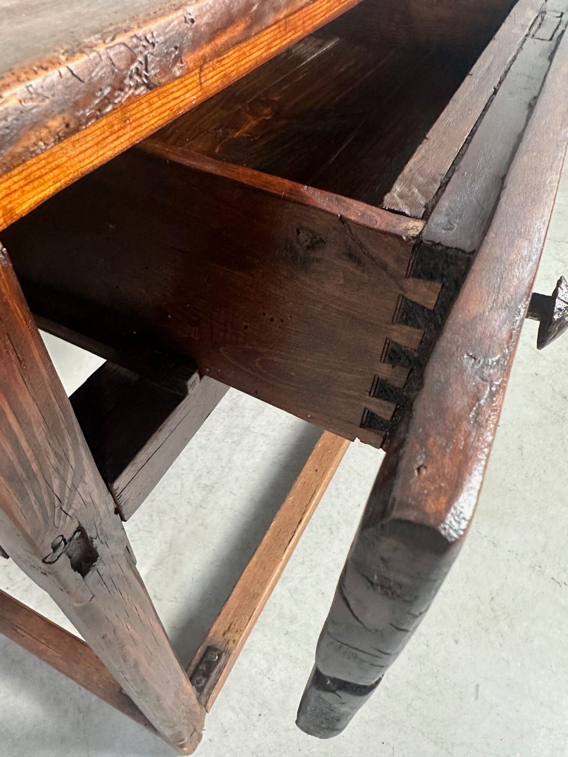 Table d'appoint coloniale espagnole antique