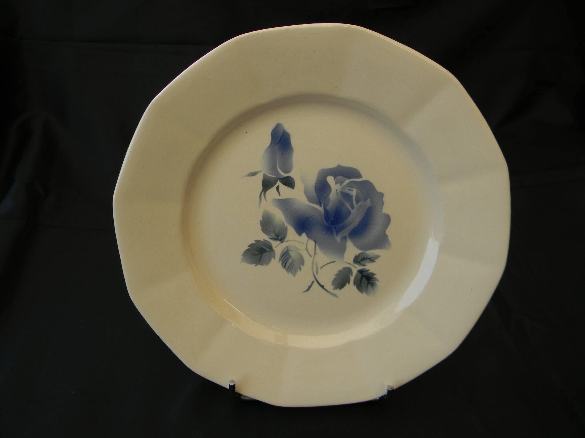6 flat plates in Digoin Sarreguemines earthenware. Blue rose decoration.