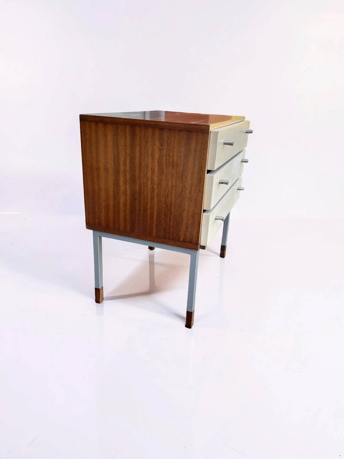 Small vintage drawer unit / bedside table with white drawers
