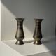 Paire de deux petits vases en métal ciselés H15,5 D6,5