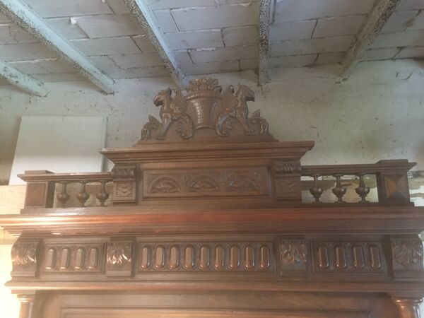 Miroir biseauté de style Henri ii en noyer