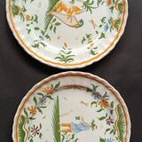 2 assiettes en faïence Decor Grotesque Moustiers