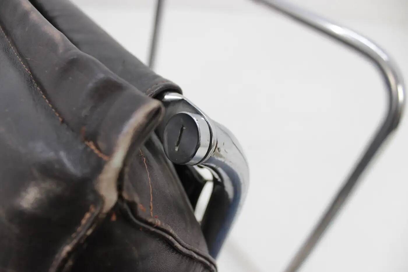 Ensemble fauteuil lounge et repose-pieds en cuir tubulaire chromé - années 1950