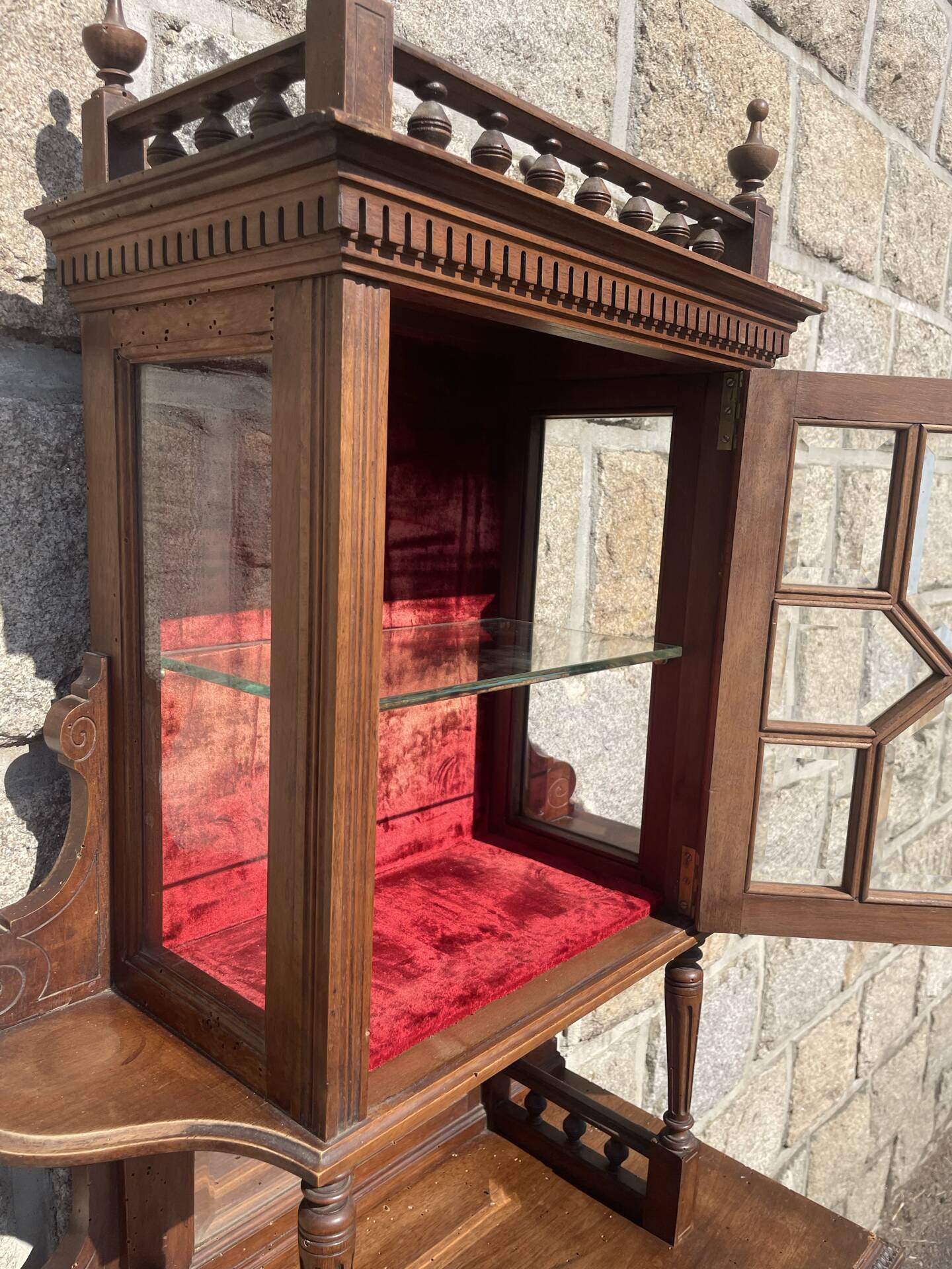 Vitrine en noyer mouluré et sculpté à deux-corps.
