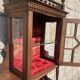 Vitrine en noyer mouluré et sculpté à deux-corps.