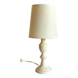 Lampe vintage en bois laquée blanc-crème