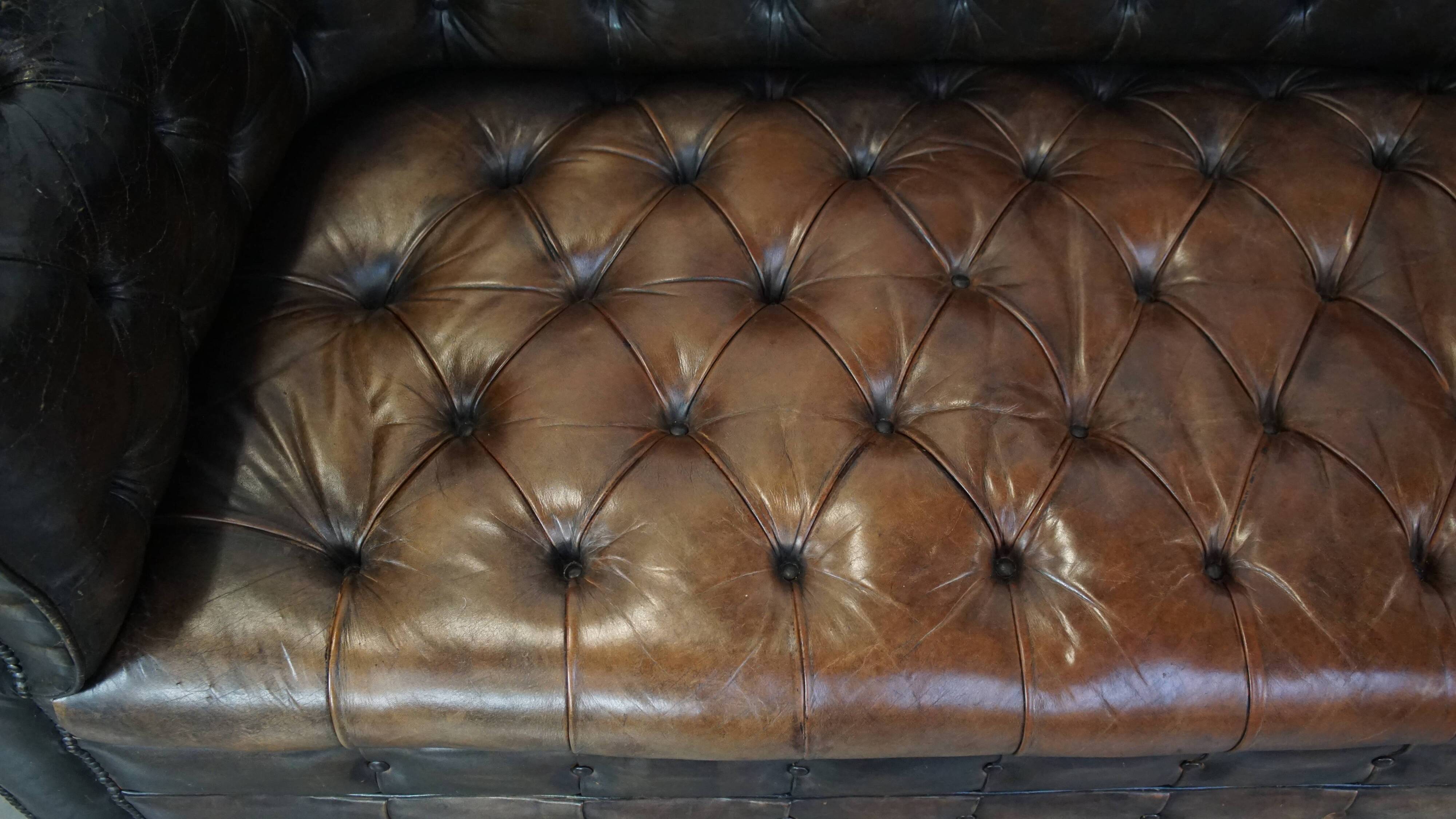 Canapé chesterfield 3 places en cuir de vachette patiné