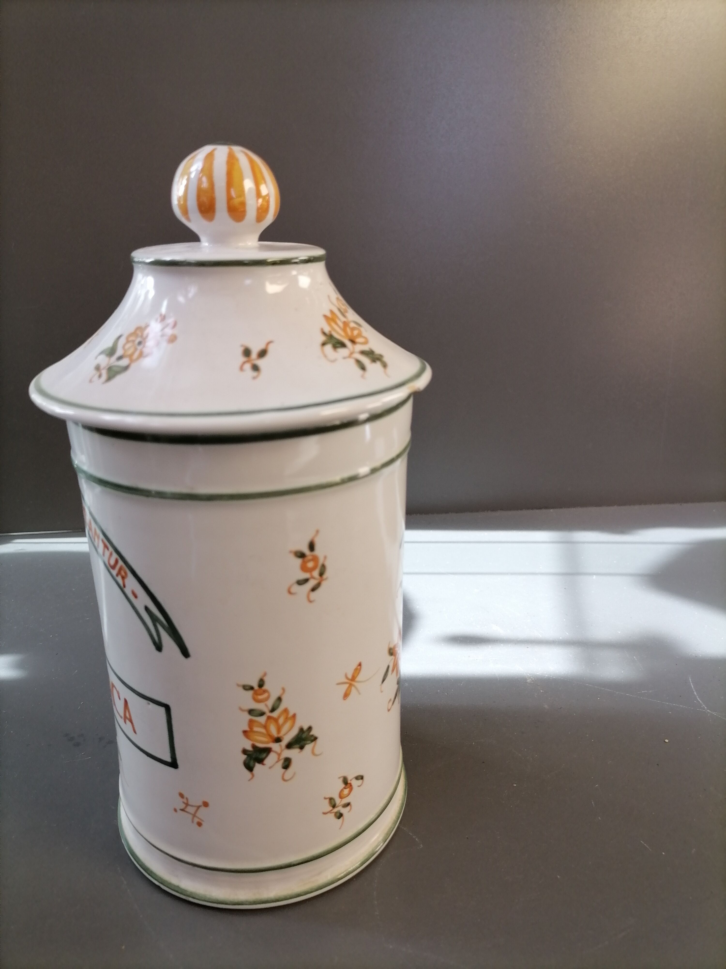 Ceramic pharmacy pot