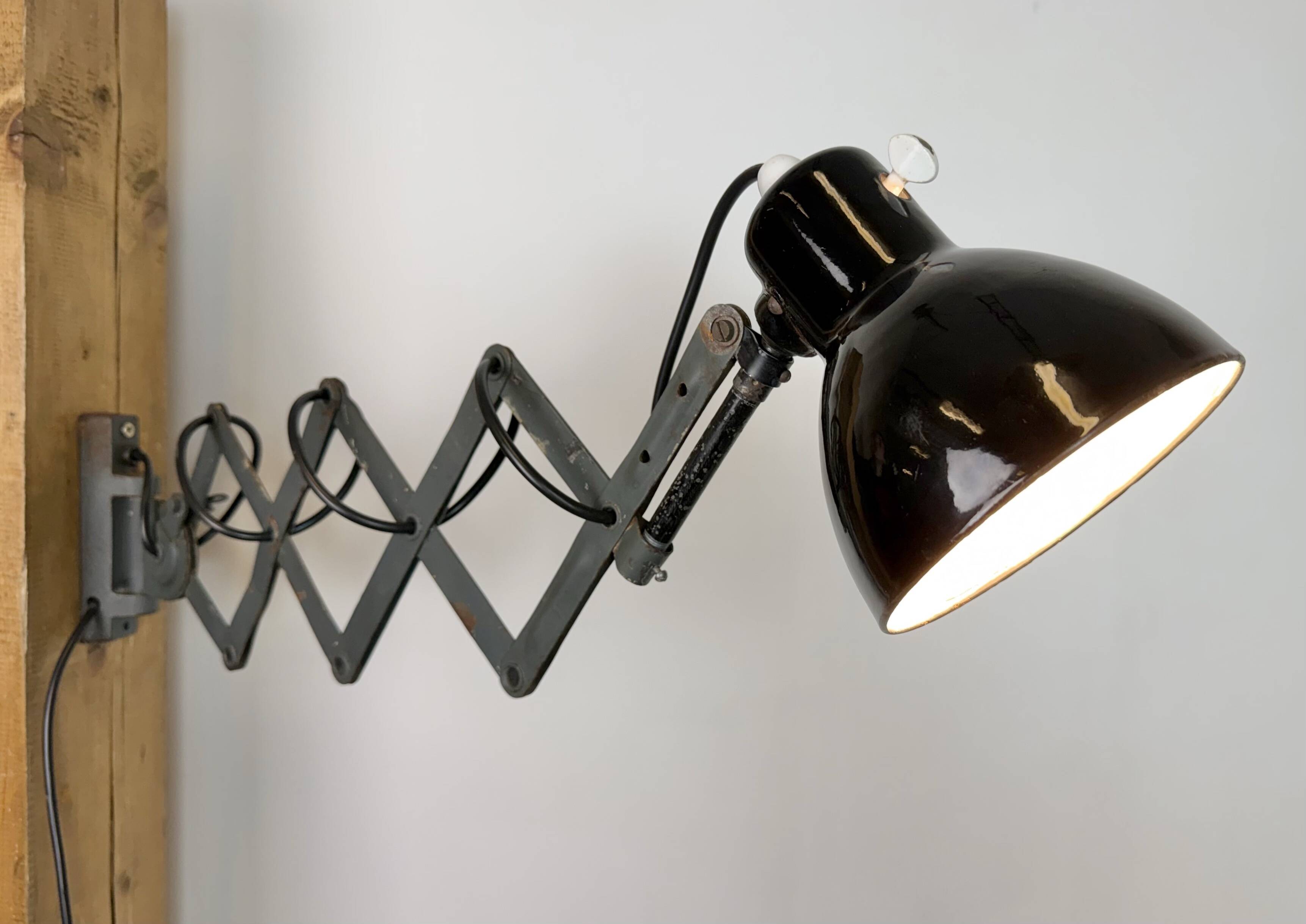 Lampe murale à ciseaux en émail noir industriel, années 1950