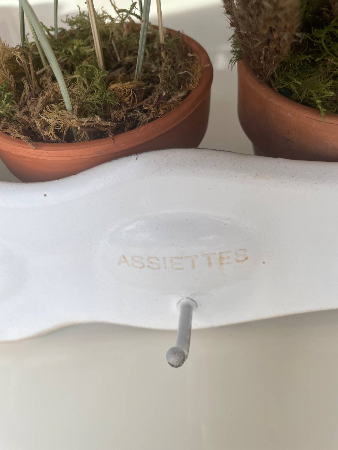 Enamelled sheet metal with inscriptions and hooks