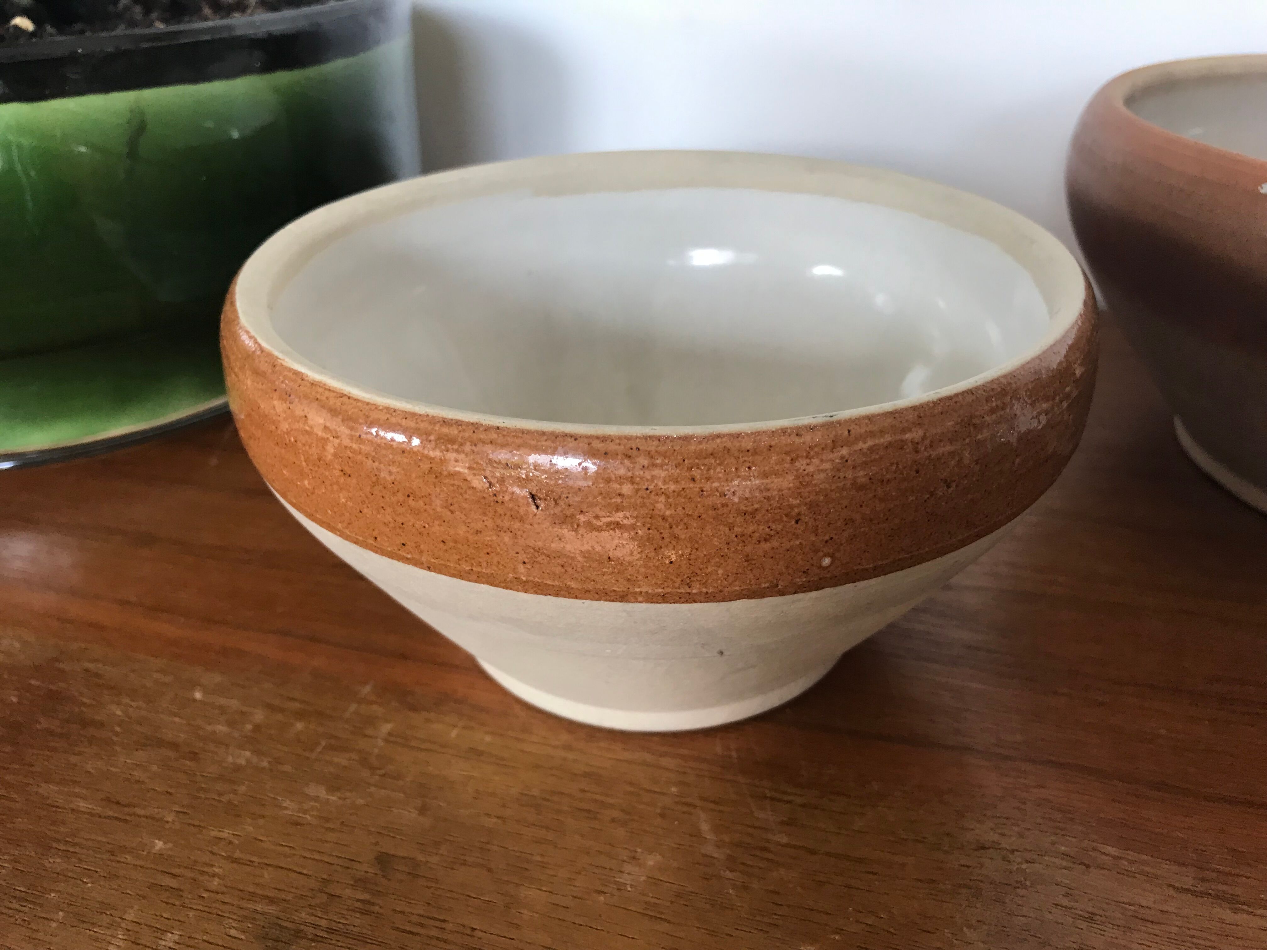 Pair of bowls enamelled sandstone