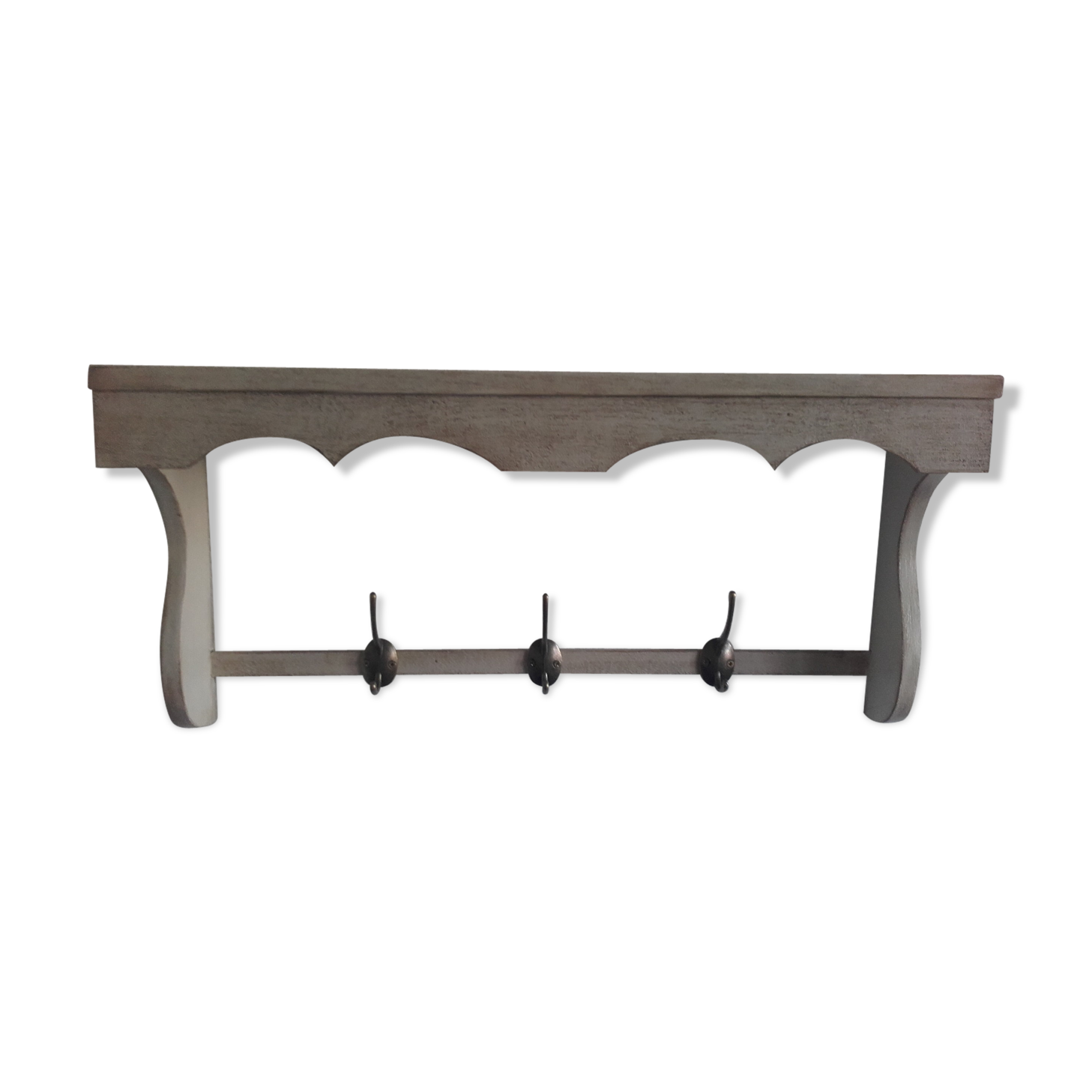 Shelf with brass pads