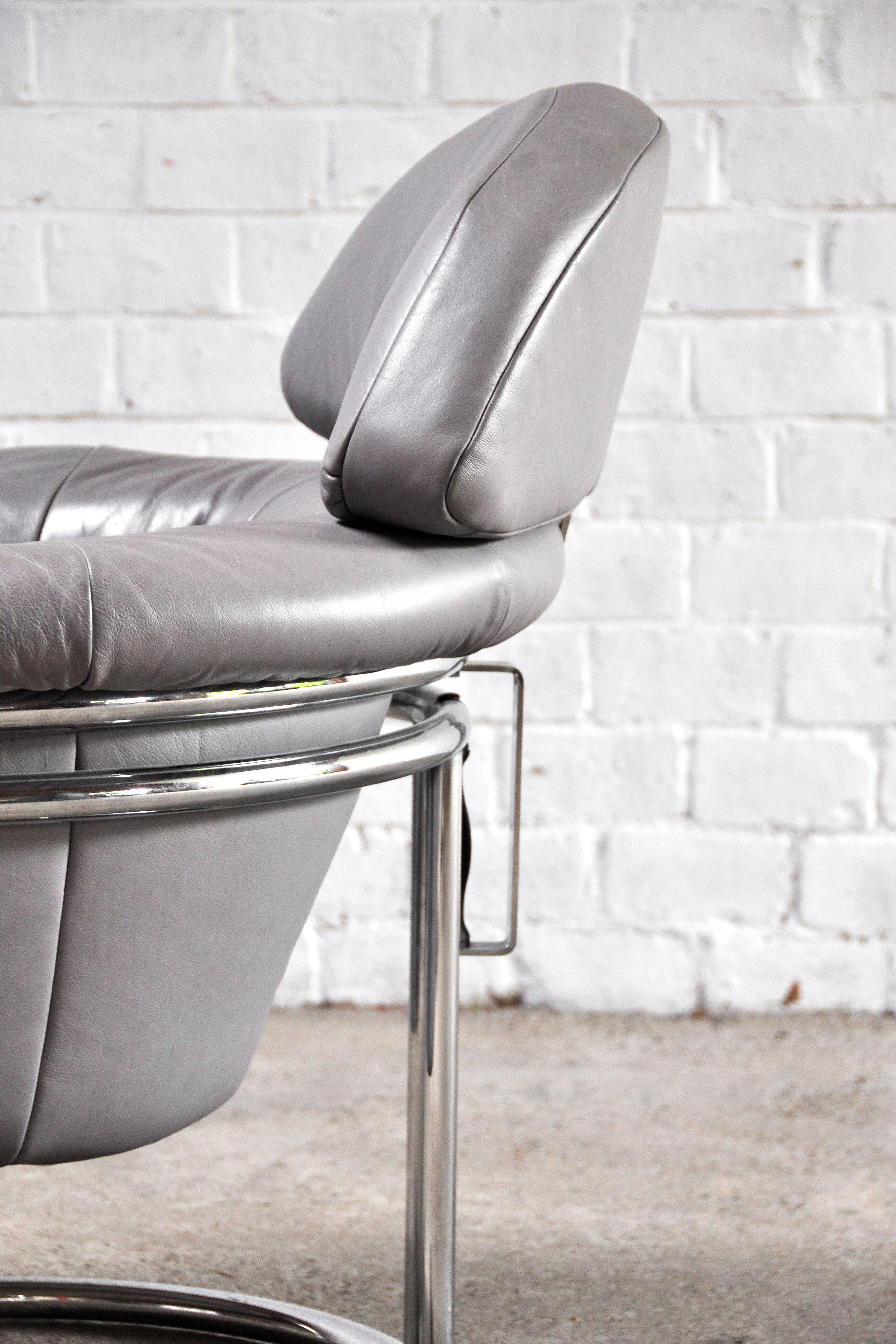 Fauteuil en cuir avec cadre tubulaire chromé, années 1980