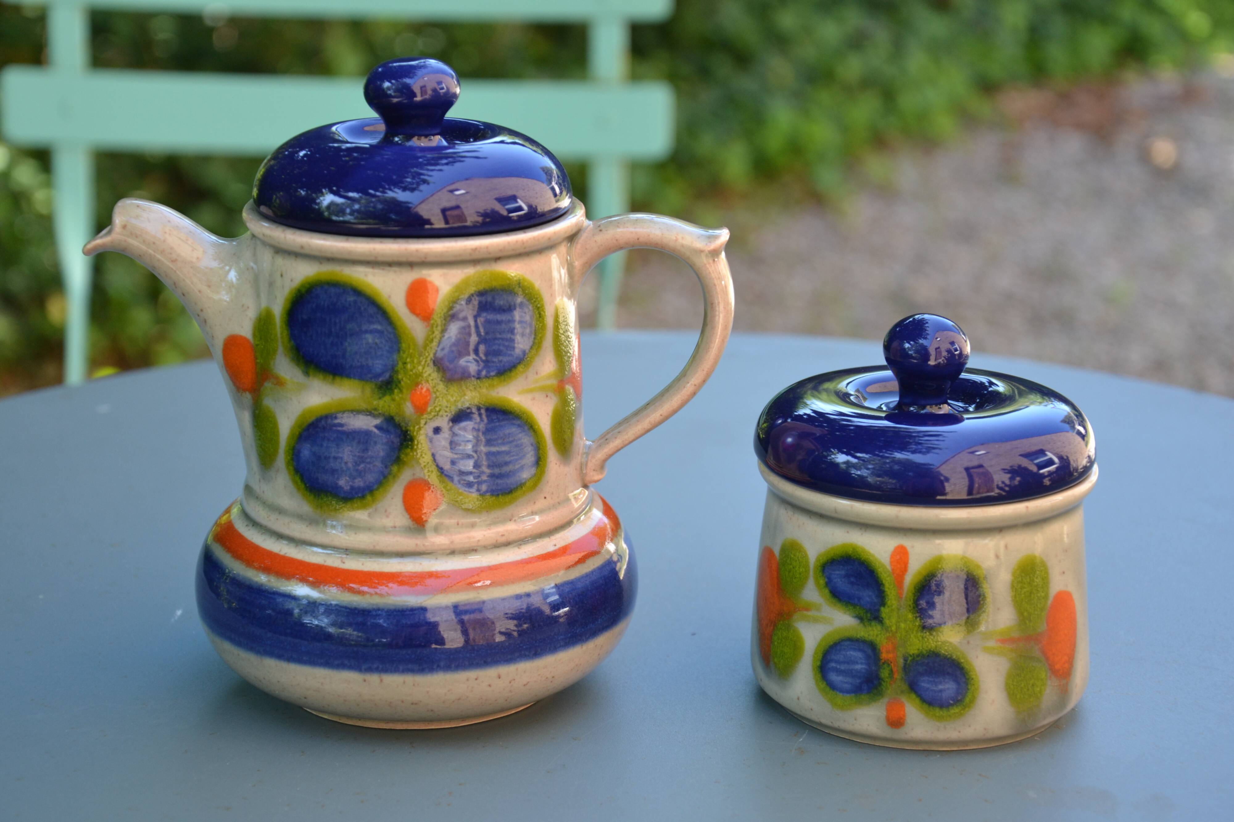 signed sugar bowl/milk jug set
