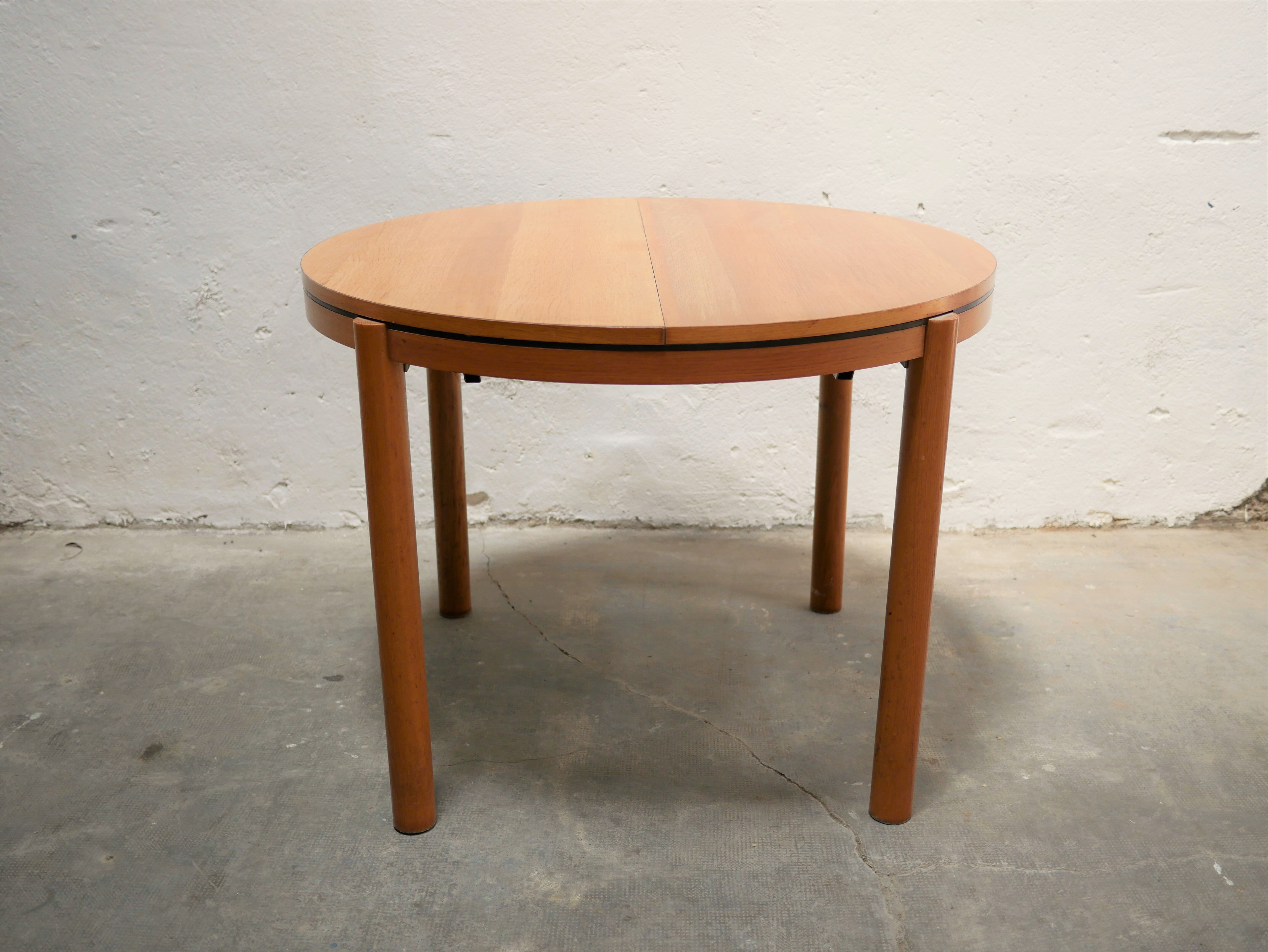 Vintage stretchy dining table