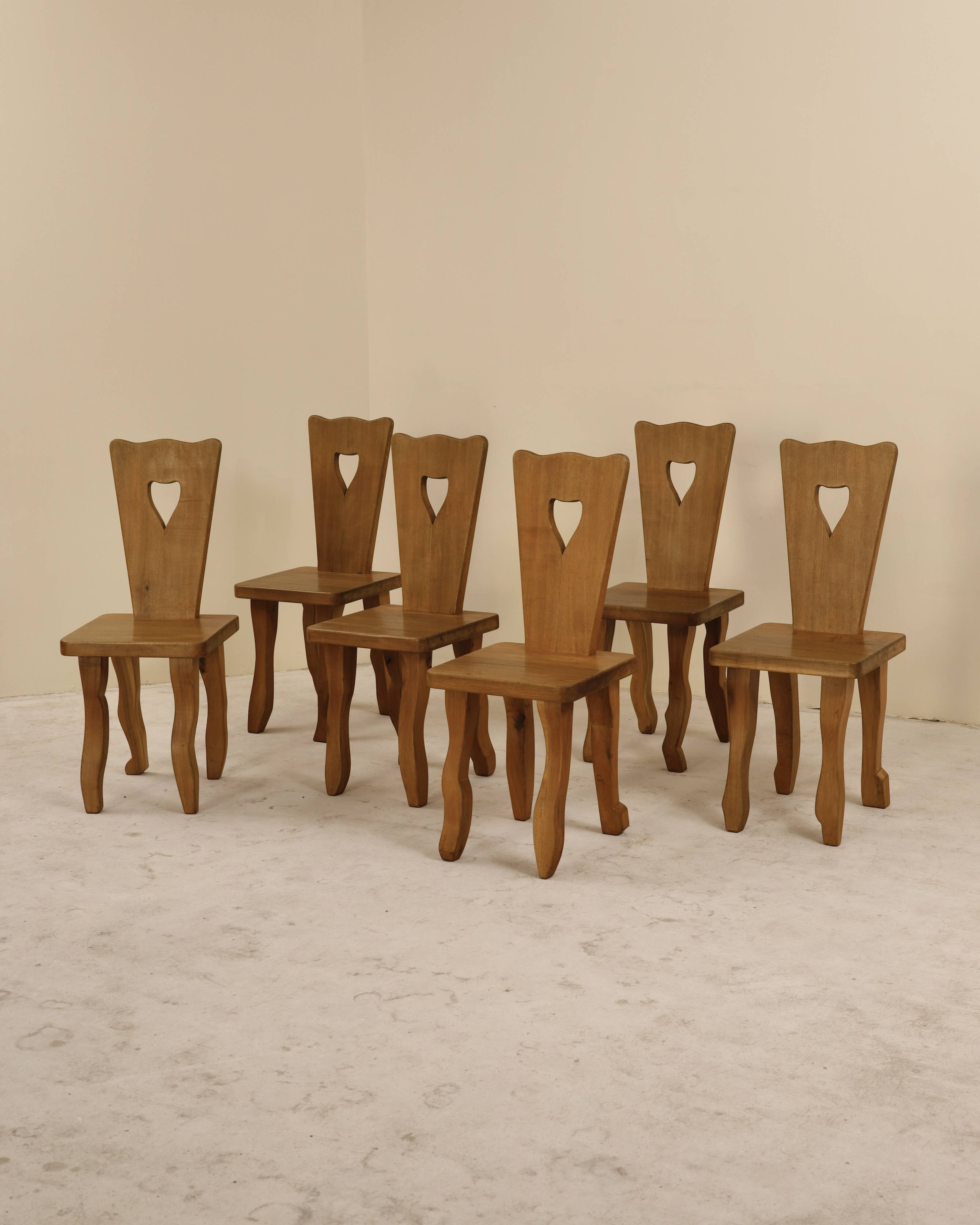 Ensemble de 6 chaises en noyer massif, France, 1970's