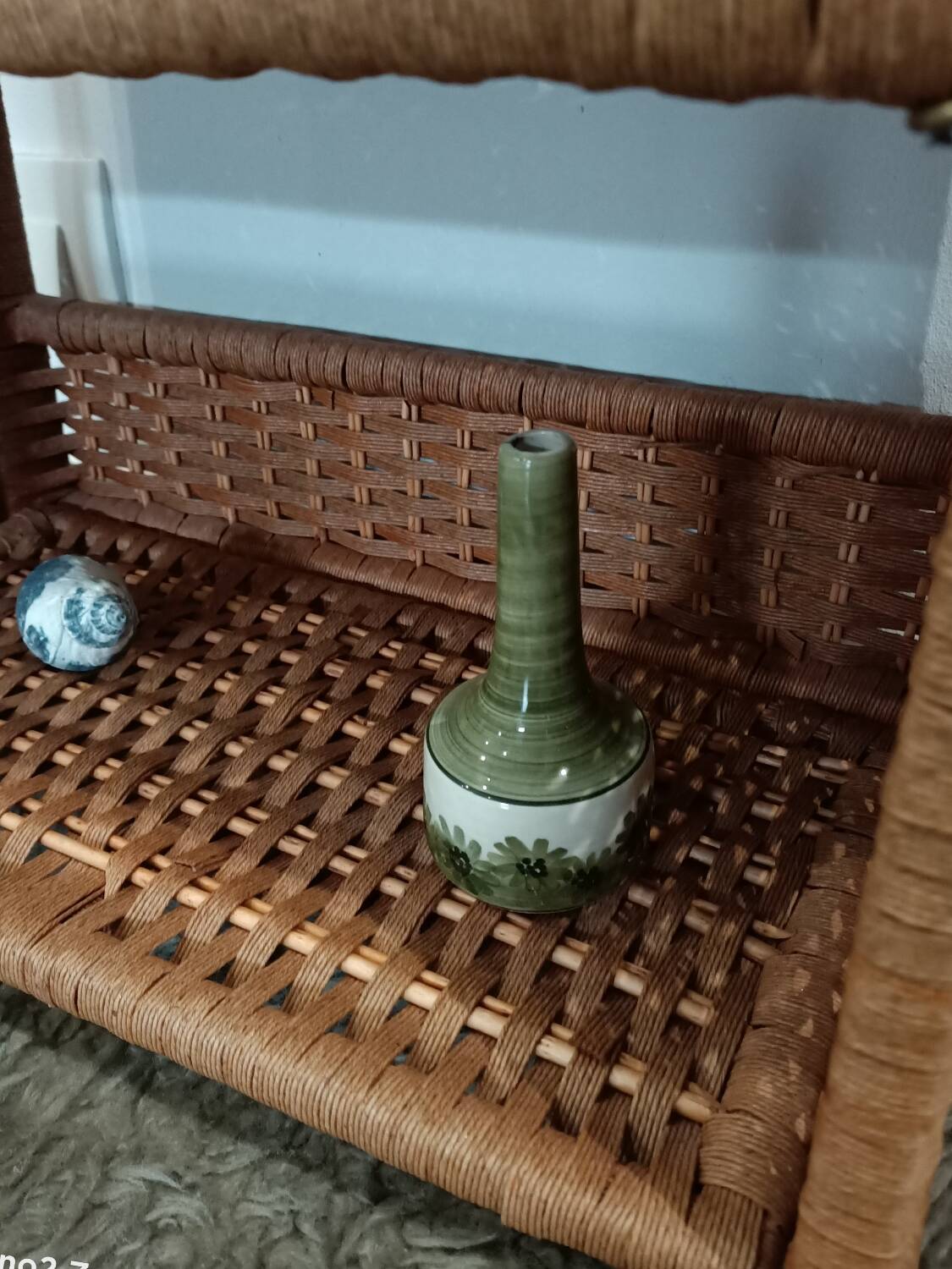 Folding rattan shelf