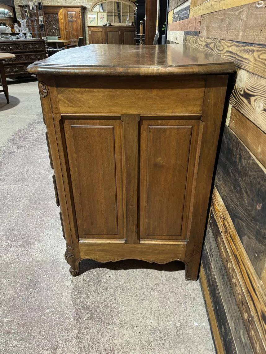 Curved commode in Louis XV style made of walnut.