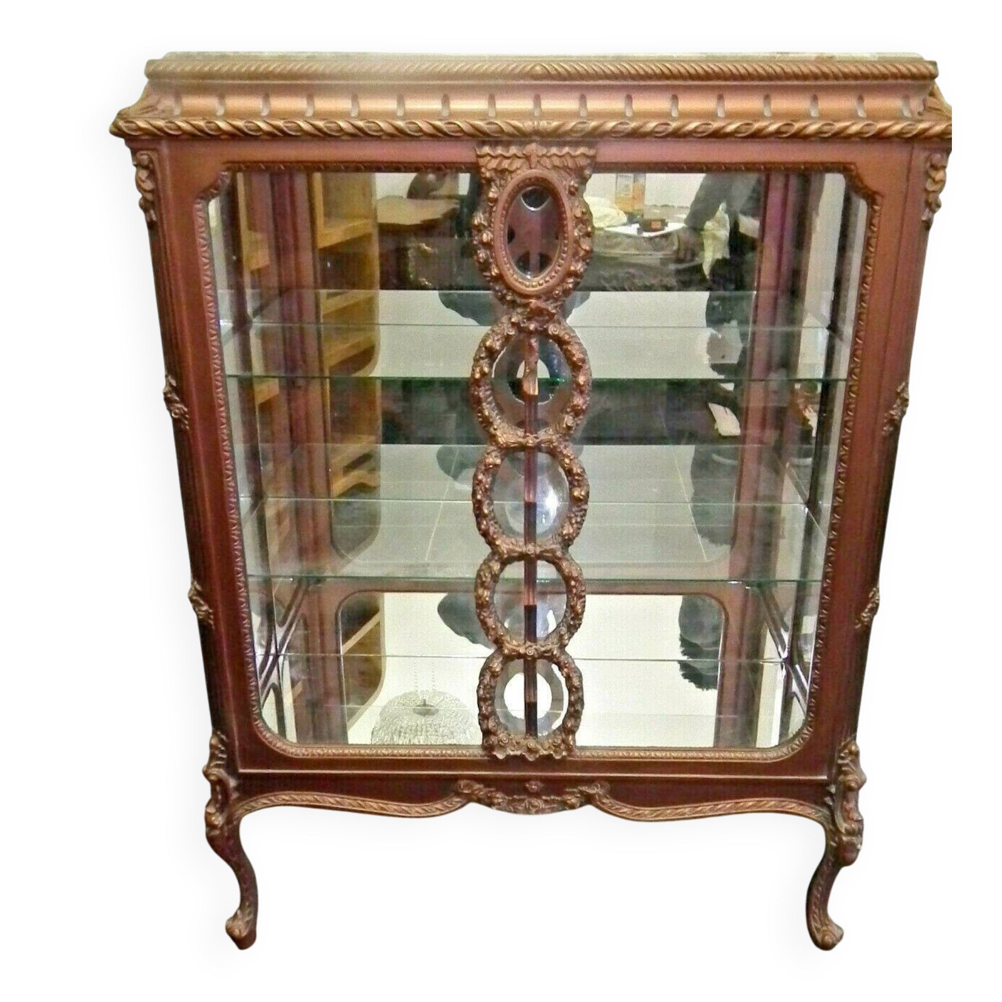A Louis XV style display cabinet with three beechwood shelves and a white marble top.