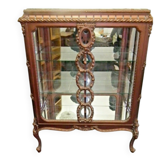 A Louis XV style display cabinet with three beechwood shelves and a white marble top.