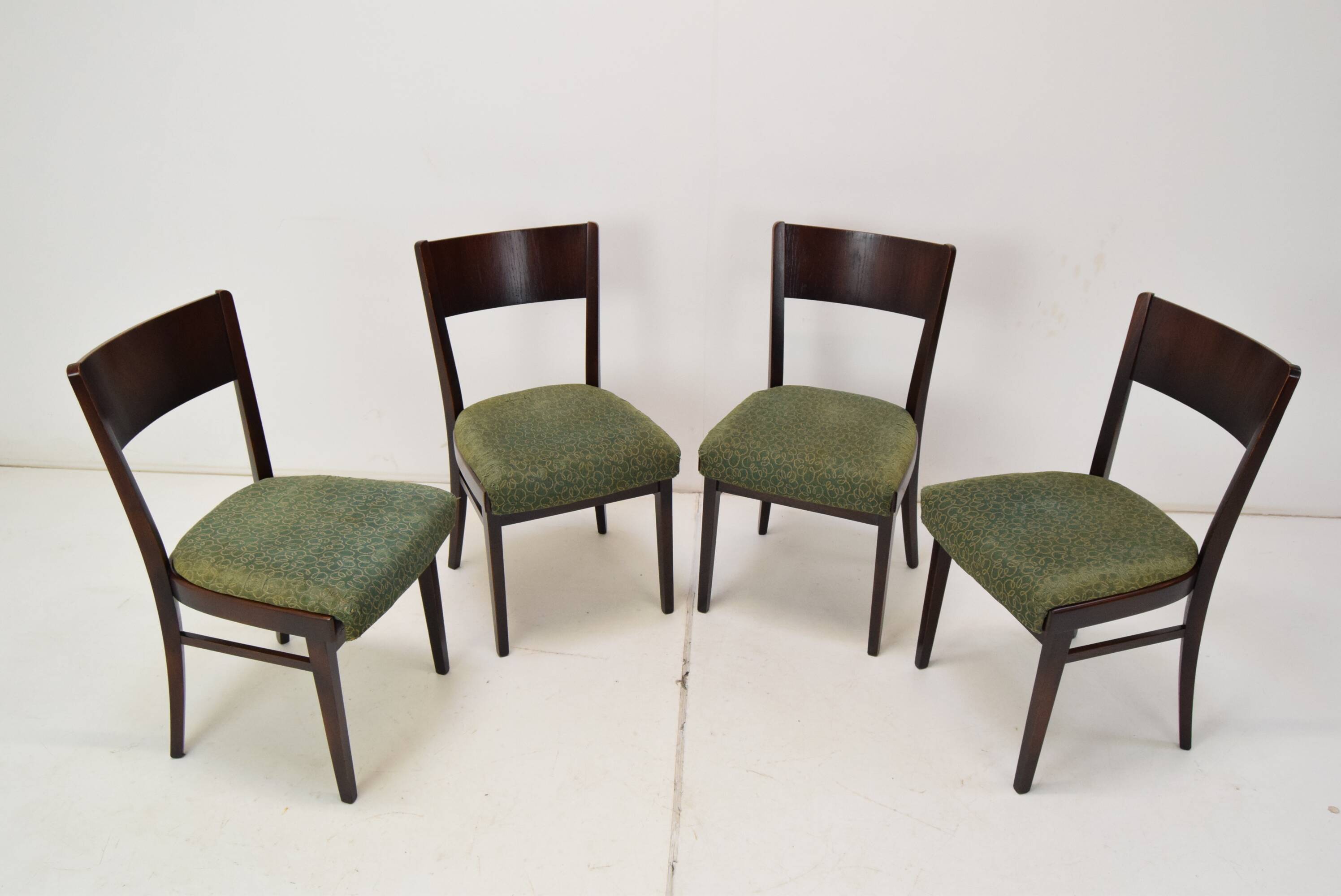 Ensemble de quatre chaises à manger/ Interier Praha, années 1950.