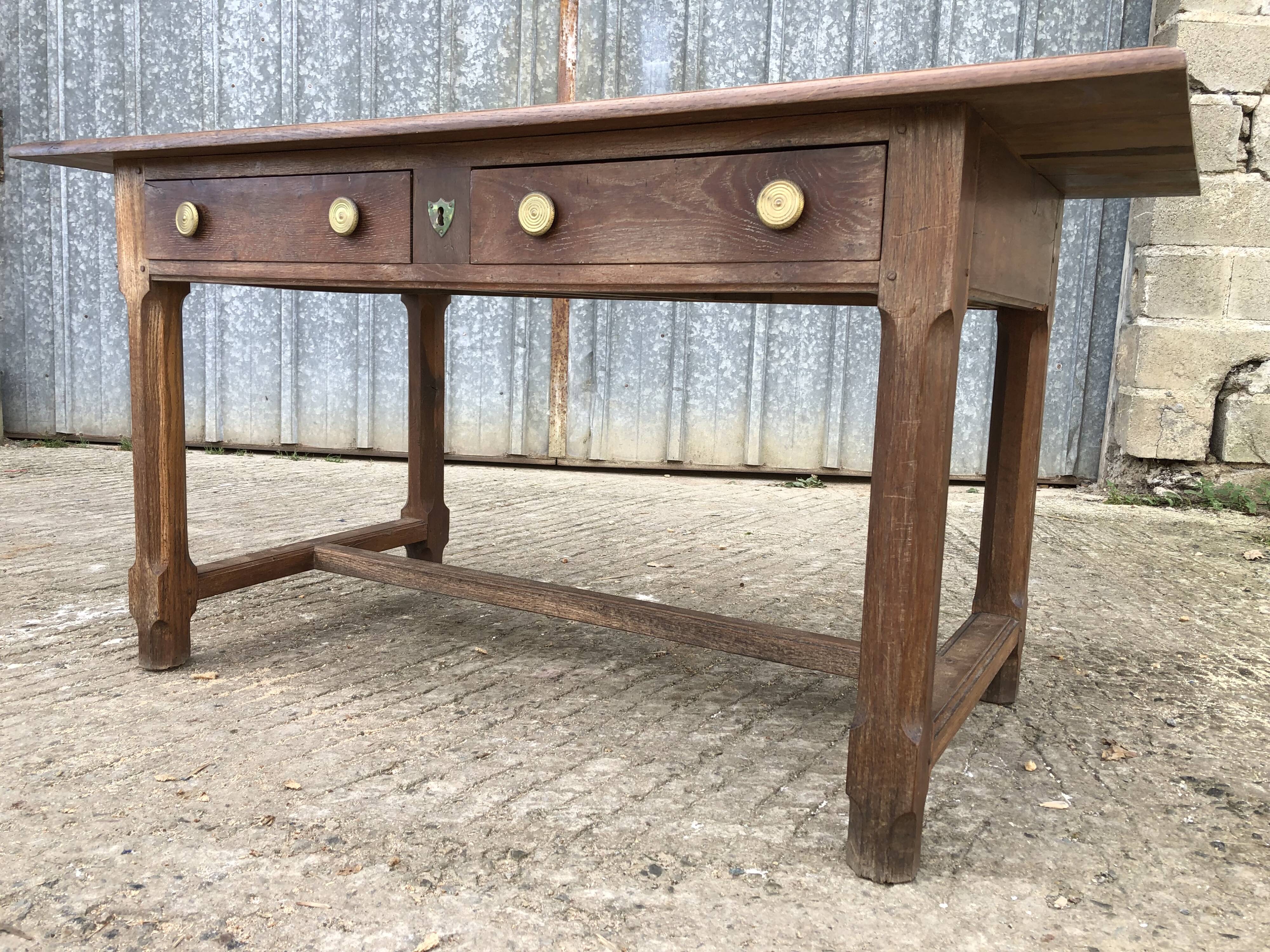 Table ancienne à barre à chat en chêne massif avec 2 tiroirs de face.