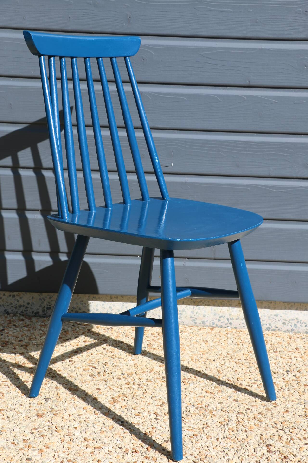 2 blue Tapiovaara style chairs