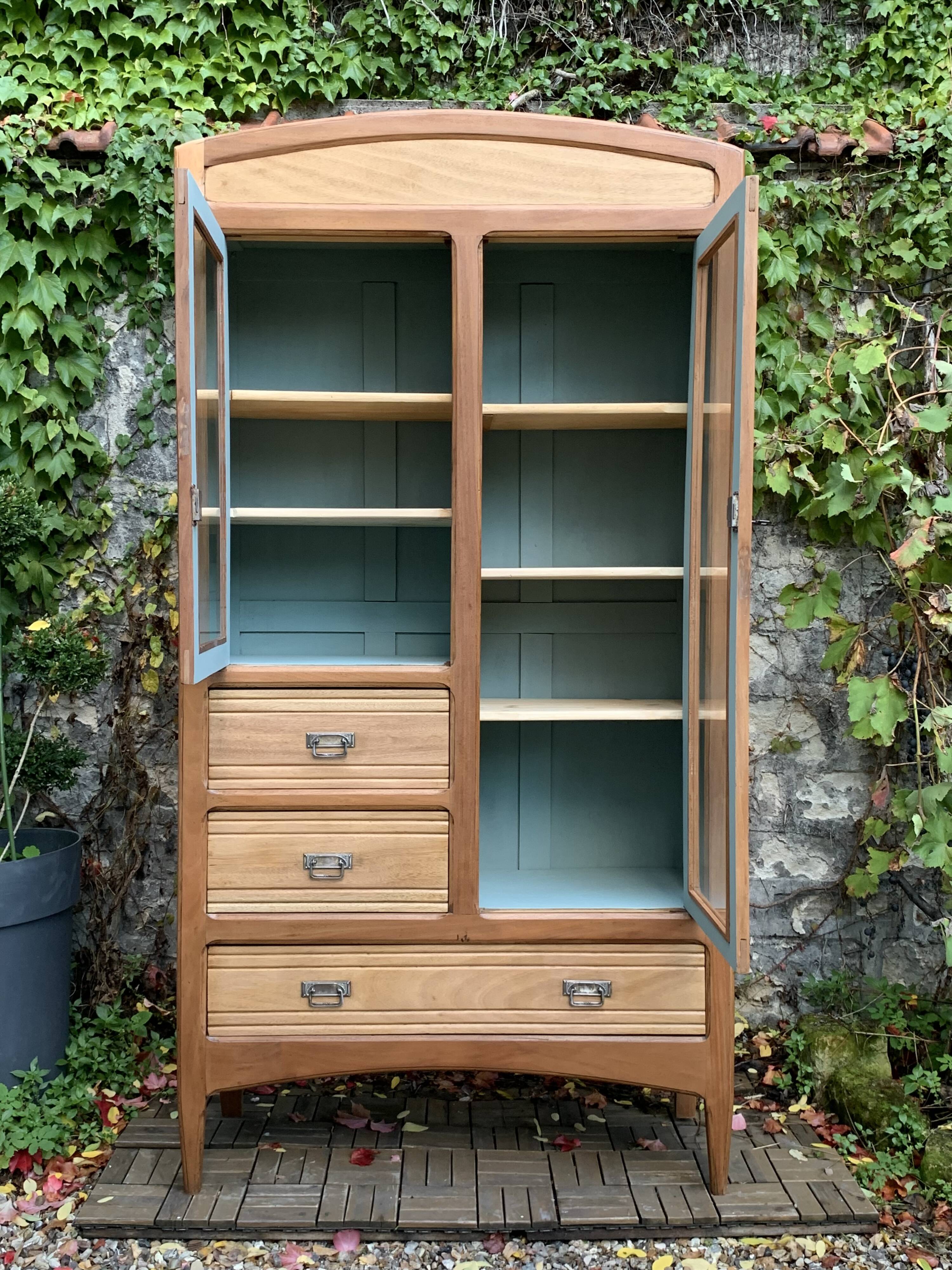 Armoire parisienne d’hôtel vitrée bois brut 1930