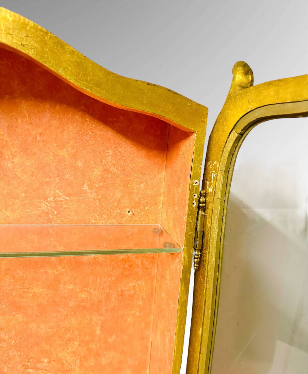 Vitrine murale de style Louis XV Rocaille Bois doré