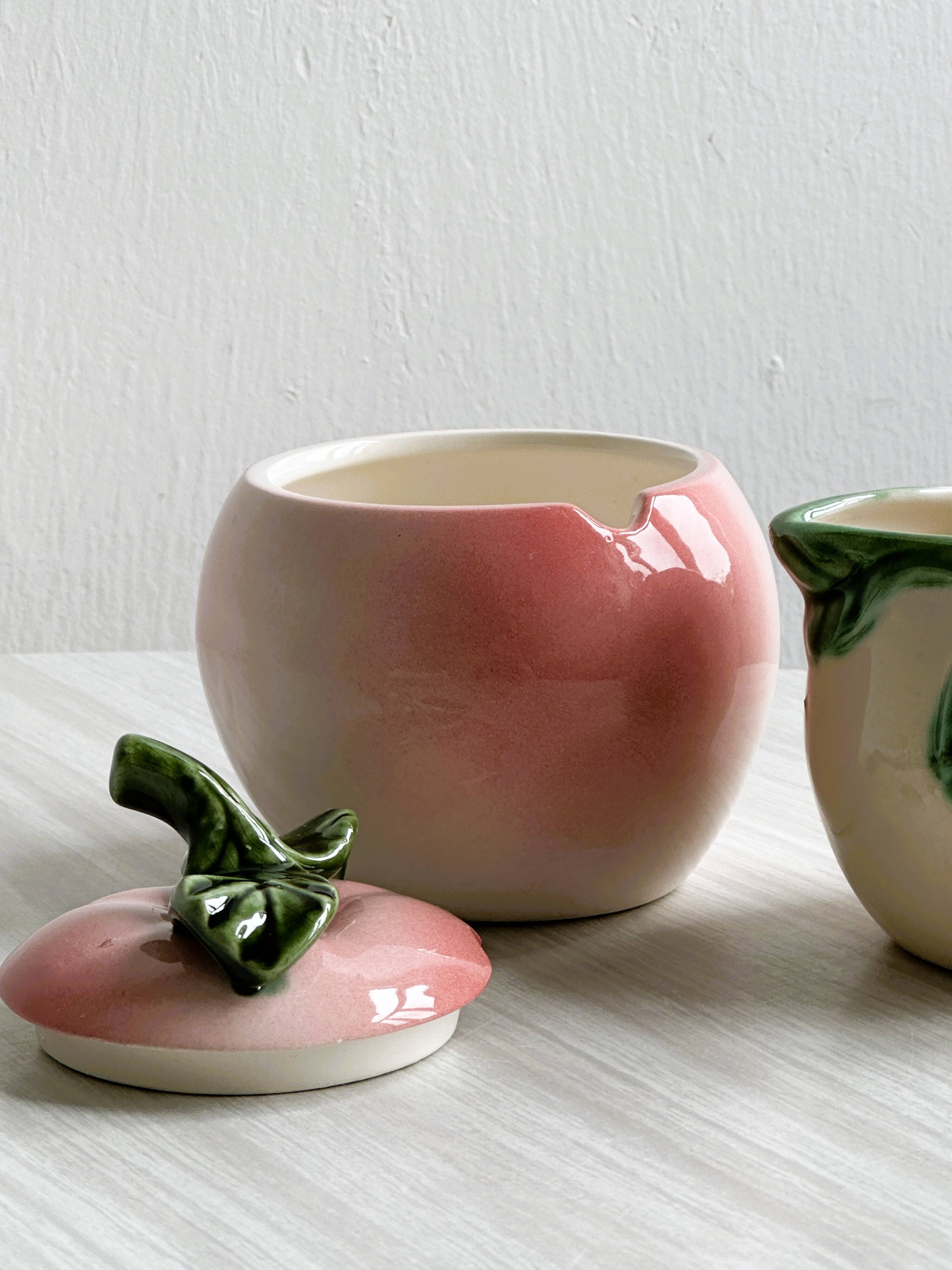 Saucière, sucrier et support en barbotine pêche rose.