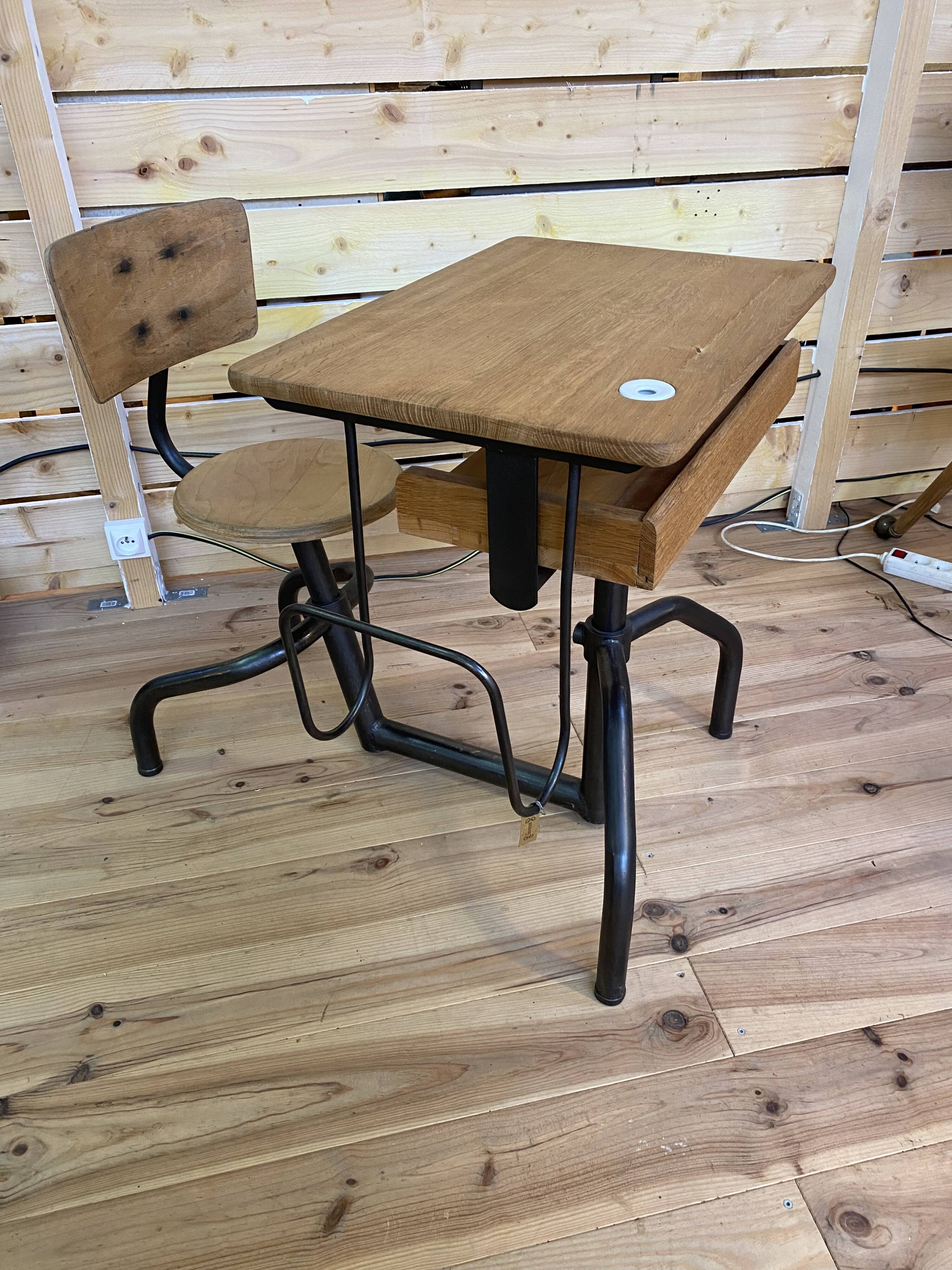 Desk - extendable school desk