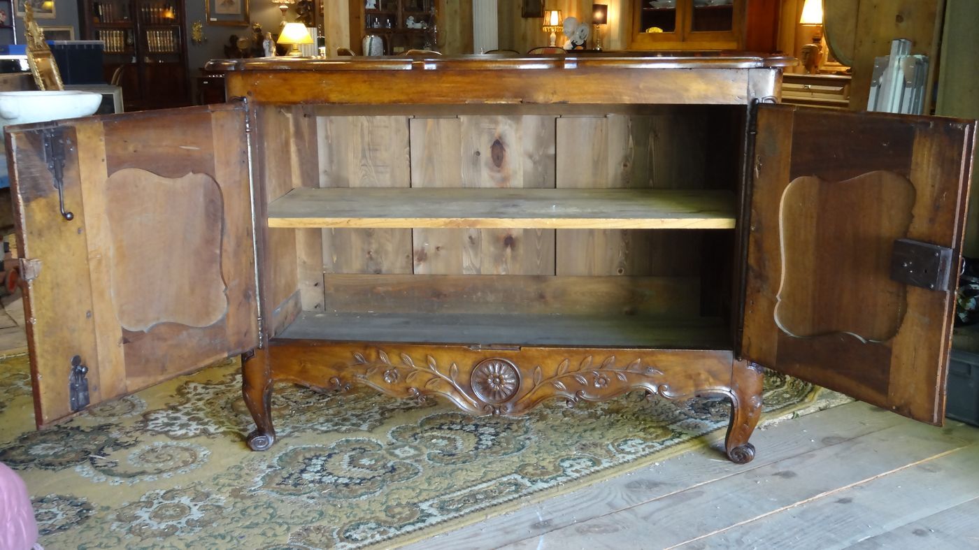18th century Provencal sideboard in walnut, Louis XV period 140 x 100 cm