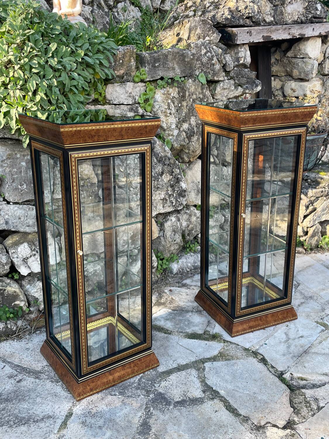 Pair of display cases in magnifying glass and black & gold lacquer, 20th century period