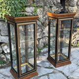 Pair of display cases in magnifying glass and black & gold lacquer, 20th century period