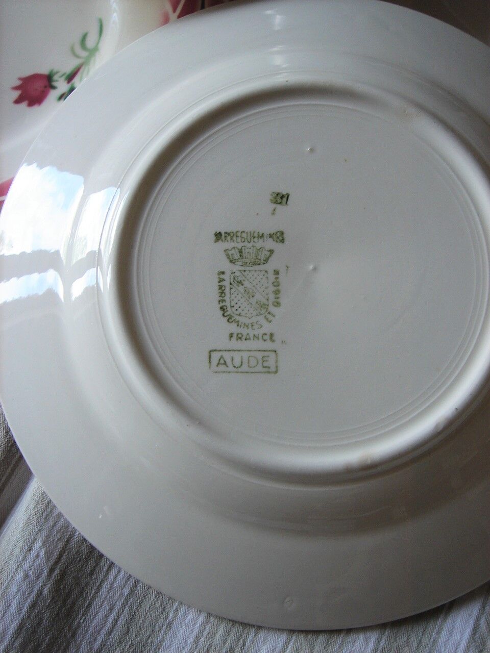 8 flat plates and a round deep dish Digoin Sarreguemines Aude Art Deco